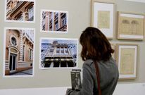 La muestra expone planos, fotograf�as, alzados y otros materiales relativos a la obra de Ucha. 