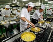 Alumnos del Centro Carlos Oroza de Pontevedra, en una clase pr�ctica de cocina. 