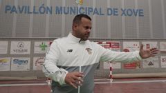 El entrenador grancanario �lex Herrera posa en el pabell�n Municipal de Xove
