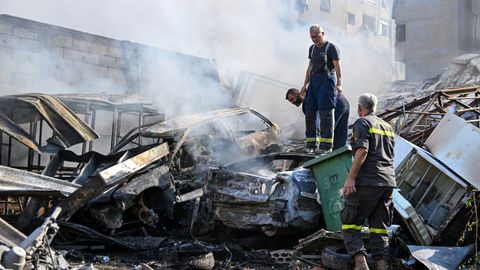 Bomberos libaneses, tras un ataque israel en el sur de Beirut.