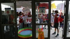Usuarios, deportistas y trabajadores se movilizaron a las puertas del centro el pasado viernes