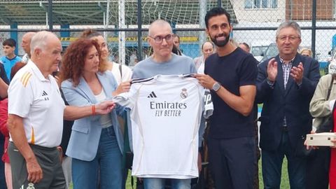 Arbeloa entrega una camiseta del Real Madrid a Kiko Rey durante el homenaje que recibi&oacute; el exdelantero viveirense antes del Castilla-Racing de Ferrol en el Memorial Luis de Carlos.