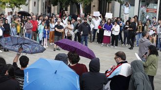 Algo ms de un centenar de personas protestaron este domingo en Monforte por el ataque. 