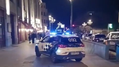 Hasta quince veh�culos de la polic�a local y nacional se desplegaron en la zona de Areal ante el aviso de altercados en la noche del mi�rcoles