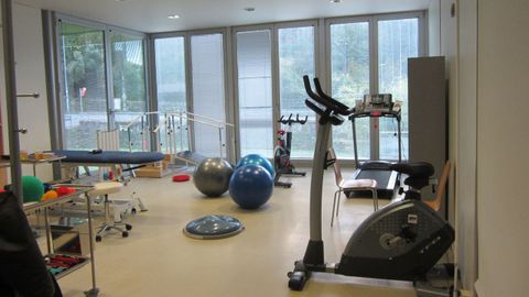 La fisioterapia, en la imagen una sala del centro de salud de Tenorio (Cerdedo-Cotobade), constituye el eje central del programa de artrosis