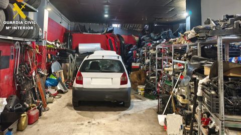 En el taller ilegal localizado en Vilaboa (Culleredo) la Guardia Civil encontr un coche en reparacin y gran cantidad de residuos y piezas de otros vehculos