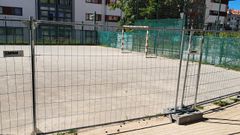 Los vecinos denuncian el estado del parque y la pista deportiva del parque Maruxa Mallo, en A Parda (Pontevedra)
