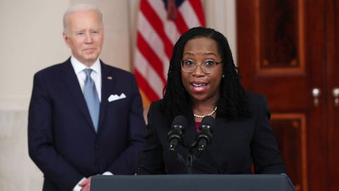 La jueza Ketanji Brown Jackson, este viernes con Joe Biden tras ser nominada candidata a ocupar una plaza en el Tribunal Supremo de Estados Unidos   