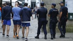 De tres en tres. En la imagen, tomada ayer en Santiago, patrullas de tres polic�as nacionales vigilan las calles para tratar de identificar cualquier peligro