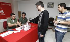 La militancia viguesa de EU celebr� ayer la consulta en su sede de la Porta do Sol. 