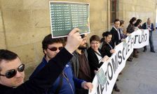 El colectivo de investigadores protest� varias veces ante San Xerome, sede del Rectorado.