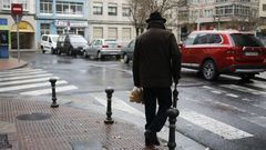 Un hombre mayor sale a la calle para comprar tan solo pan, algo que no recomiendan las autoridades sanitarias