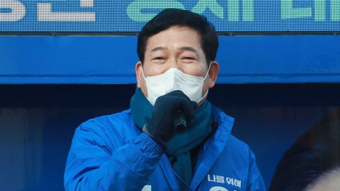 El presidente del gobernante Partido Democr�tico (PD), Song Young-gil.