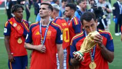 Mikel Oyarzabal besando la Copa del Mundo, mientras Fabian busca a sus familiares en la grada