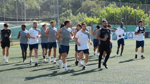 Caras conocidas se dejan ver en el reconstruido Ourense CF