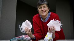 Rosa Gallego coordina al grupo de Coser na Casa, formado por 35 costureras