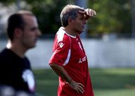Dacosta disfrut� del trabajo de sus futbolistas en el 8-0 que abri� la liga en Os Remedios. 