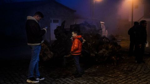 NI�OS FUMANDO EN VAL DO SALGUEIRO 