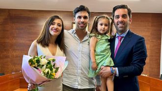 El alcalde de Oroso, lex Doval (derecha), en una de las bodas civiles que ofici en el consistorio