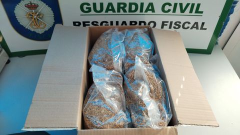 Un envo de picadura de tabaco, en un paquete intervenido por la patrulla fiscal de la Guardia Civil de Noia.