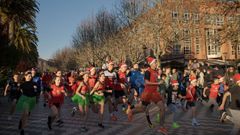 Los disfraces con toques navide�os o de cualquier tipo son habituales en la San Silvestre de Noia.
