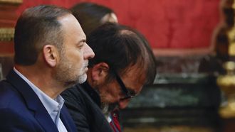 Jos� Luis �balos y Koldo Garc�a en el primer d�a del juicio por el caso mascarillas.