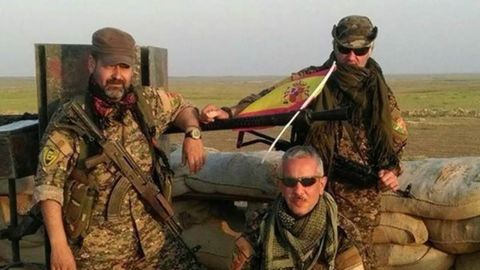 Robin y Dr. Delil, en el centro y a la derecha