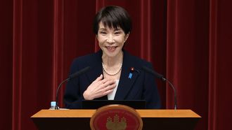 Sanae Takaichi en rueda de prensa.