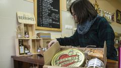 Rex�ns de amor. El 14 de febrero se festejan las alianzas y, precisamente, unirse es lo que han hecho dos empresas artesanales: Licores Berrimes, de Lousame, y Casa da Avoa, de Outes, para vender un aperitivo con amor. Consta de una lata de torreznos de cerdo con guindilla y de una botellita de Mestura, una combinaci�n con 80 % de albari�o y 20 % de ca�a. El particular dise�o del envase del producto c�rnico es de lo m�s elocuente: un coraz�n con la frase �Ti es o meu rinch�n�