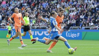 Olaya Rodr&iacute;guez, con el bal&oacute;n, ante Patri Guijarro (izquierda) y Marta Torrej&oacute;n (derecha).