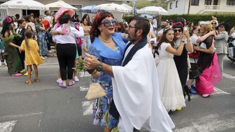 El cura baila con la madrina de la boda en las Carrozas de Covas