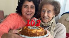 Julia Carreo y una de sus nietas, Eva Sandino, el da de su cumpleao.