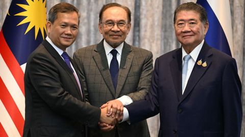 El primer ministro de Camboya, Hun Manet (izquierda), le da la mano a su homlogo tailands interino, Phumtham Wechayachai (derecha), en presencia del malayo Anwar Ibrahim (centro). 