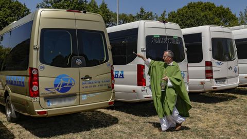 Desde autobuses hasta excavadoras, ning�n veh�culo se le resiste al p�rroco
