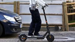 Imagen de un patinete elctrico circulando por una calle de Vigo