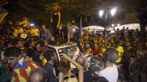 El  20 de septiembre unas 40.000 personas se congregaron ante la sede de la consejer�a de Econom�a para protestar por el registro que estaba llevando a cabo la Guardia Civil por orden judicial