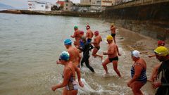 Ba�o por la regeneracion de la playa de Pescadoira en Bueu