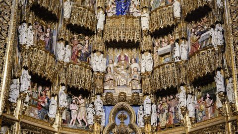 Catedral de Ourense: retablo del altar Mayor, obra de Cornielles de Holanda, al que se atribuyen las figuras blancas y la escena de la Piedad. En la parte superior, muestra la vida de Nuestra Seora Mara  en la inferior, la de Jess.