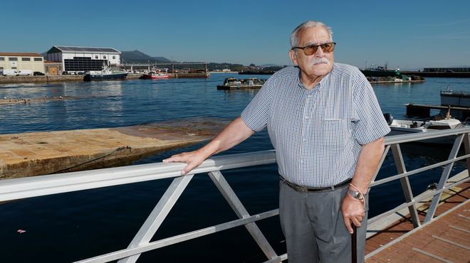 <span lang= gl >A Jos&eacute; Manuel P&eacute;rez g&uacute;stalle achegarse ao porto de Ribeira e contemplar ou mar.</span>
