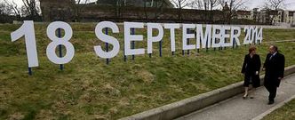 El ministro principal de Escocia, Alex Salmond, y su n�mero dos, delante de un anuncio que se�ala la fecha  de la consulta. 