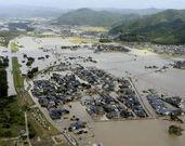 El ro Yura invadi las viviendas en Fukuchiyama, Kioto.