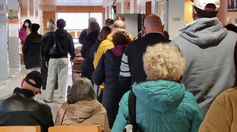 Colas en el ambulatorio, esta ma�ana, para consultar su hab�a consultas disponibles