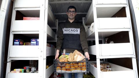 La furgoneta cargada de Ignacio S�nchez llega a algunas parroquias una vez a la semana