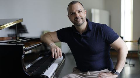 Fernando Briones, director de la Orquesta Gaos, dice estar expectante ante el concierto con Yandel.