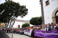 Cientos de personas guardaron este jueves un minuto de silencio en el exterior del Ayuntamiento de Adeje