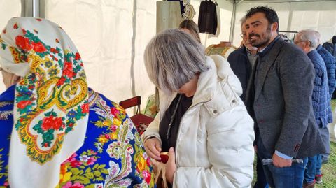 El alcalde, Juan Anta, durante su visita a los puestos.