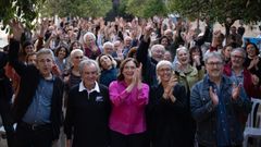 En el centro y de rosa, Ada Colau junto a miembros de Barcelona en Com en un mitin del partido.