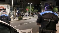 En una imagen de archivo, polic�as locales de Santiago desplegados en la calle Curros Enr�quez para controlar la movida nocturna