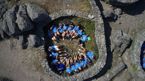 Los niños inmortalizaron su paso por el castro de Baroña sacando una foto dentro de una de las antiguas viviendas