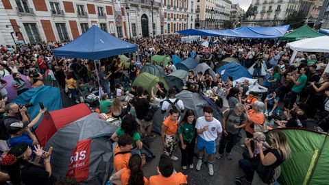 Numerosas personas pasaron su segunda noche acampados en tiendas de campa&ntilde;a en la c&eacute;ntrica Puerta del Sol de Madrid para exigir la aprobaci&oacute;n de un decreto sobre vivienda